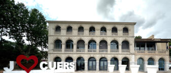 photo de la Mairie de Cuers côté place Mitterrand