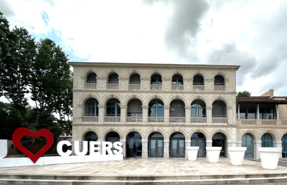 photo de la Mairie de Cuers côté place Mitterrand