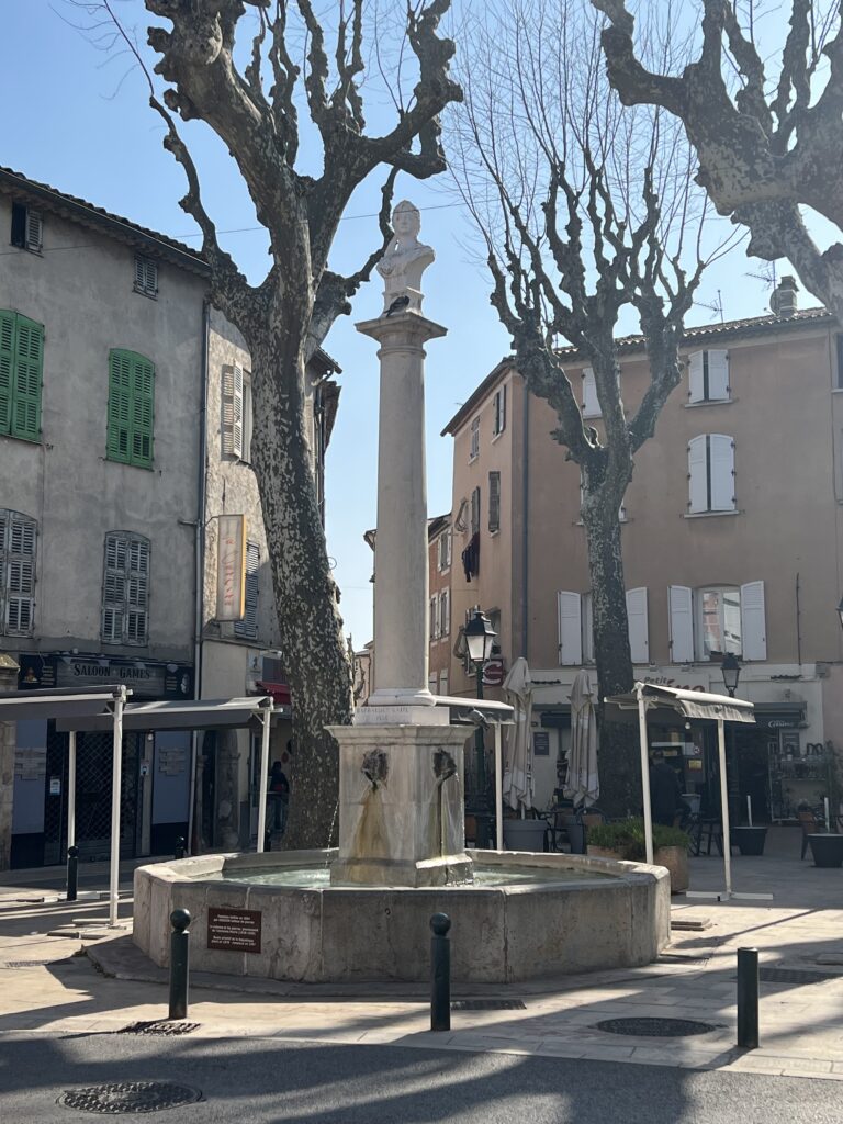 Marianne sur la fontaine de la place François Bernard - Agrandir l'image, fenêtre modale