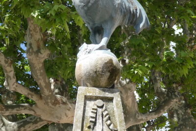 Fontaine du coq place du Géneral de Gaulle - détails - Agrandir l'image 6 sur 6, fenêtre modale